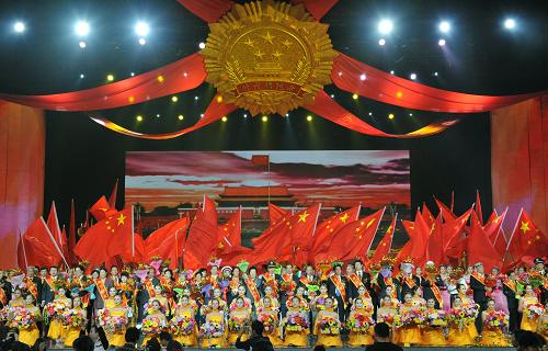 9月22日,部分勞動(dòng)模范在臺(tái)上合影留念。 當(dāng)日,由中華全國(guó)總工會(huì)舉辦的“時(shí)代領(lǐng)跑者——新中國(guó)成立以來(lái)最具影響的勞動(dòng)模范”評(píng)選活動(dòng)揭曉,經(jīng)過(guò)公眾投票和評(píng)委會(huì)評(píng)審,馬恒昌、王進(jìn)喜、袁隆平等60名勞模成為公眾心中新中國(guó)成立以來(lái)最具影響的勞動(dòng)模范。 新華社記者何俊昌攝