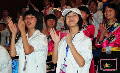 7月23日,來自中國地震災(zāi)區(qū)的學(xué)生們在俄羅斯符拉迪沃斯托克“海洋”全俄兒童中心做游戲。當(dāng)日,第二批約550名來自中國地震災(zāi)區(qū)的中小學(xué)生抵達符拉迪沃斯托克“海洋”全俄兒童中心,開始為期三周的療養(yǎng)。新華社記者婁琛攝