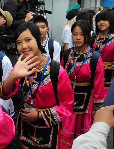 7月23日,來自中國地震災(zāi)區(qū)的中小學(xué)生抵達俄羅斯符拉迪沃斯托克“海洋”全俄兒童中心。新華社記者婁琛攝