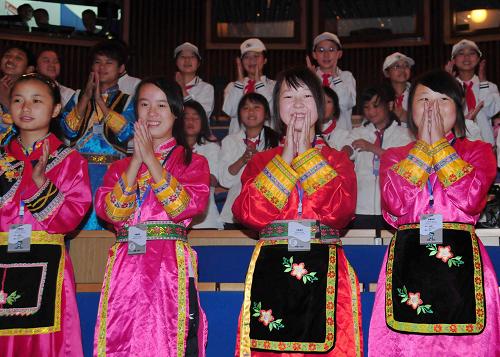 7月23日,身著民族服裝的中國地震災(zāi)區(qū)中小學(xué)生在俄羅斯符拉迪沃斯托克“海洋”全俄兒童中心唱歌。新華社記者婁琛攝
