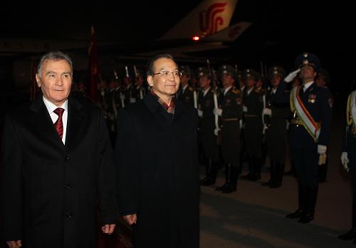 11月24日,中國(guó)國(guó)務(wù)院總理溫家寶乘專機(jī)抵達(dá)杜尚別國(guó)際機(jī)場(chǎng),開始對(duì)塔吉克斯坦共和國(guó)進(jìn)行正式訪問并出席上海合作組織成員國(guó)第九次總理會(huì)議。這是塔吉克斯坦總理阿基洛夫在機(jī)場(chǎng)舉行儀式,歡迎溫家寶總理。新華社記者 鞠鵬 攝