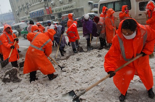 1月27日,環(huán)衛(wèi)工人在清除道路積雪。當(dāng)日,合肥再次降大到暴雪,造成市內(nèi)道路積雪嚴(yán)重,交通受阻。為保障道路暢通和市民出行安全,合肥市各部門積極行動(dòng),武警安徽總隊(duì)合肥支隊(duì)也派出上千名官兵,同心同力,抗擊雪災(zāi)。 新華社記者 李健 攝