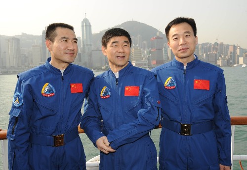 12月6日,神舟七號航天員翟志剛(左)、劉伯明(中)、景海鵬(右)在香港維多利亞港留影。當(dāng)日,神舟七號載人航天飛行代表團(tuán)在香港乘船參觀維多利亞港。新華社記者 黃敬文 攝