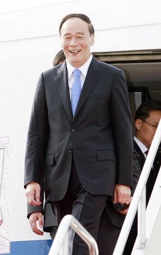 6月7日,第二次中日經(jīng)濟高層對話在日本東京舉行。這是中國代表團團長,國務(wù)院副總理王岐山(右)與日本代表團團長,日本外務(wù)大臣中曾根弘文在會談開始前握手。王岐山副總理和日本外務(wù)大臣中曾根弘文共同主持此次對話。新華社記者 任正來 攝
