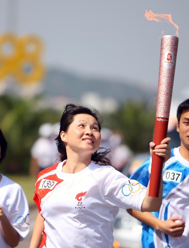 北京奧運(yùn)圣火在廈門傳遞 5月12日,火炬手李素梅在進(jìn)行傳遞。當(dāng)日,北京奧運(yùn)會(huì)圣火在福建省廈門市傳遞。 新華社記者邢廣利攝