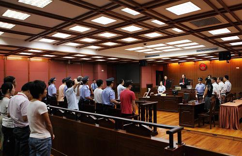 這是上海“11·15”特別重大火災事故相關刑事案件一審宣判現場(8月2日攝)。 8月2日,上海市第二中級人民法院對“11·15”特別重大火災事故相關6起刑事案件作出一審判決,分別判處高偉忠等26名被告人有期徒刑16年至免予刑事處罰。 新華社發(fā)