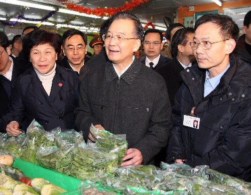 1月30日,中共中央政治局常委、國務(wù)院總理溫家寶冒雨考察廣東省市場(chǎng)供應(yīng)工作。這是溫家寶在廣州東川新街市農(nóng)貿(mào)市場(chǎng)考察。新華社記者姚大偉攝