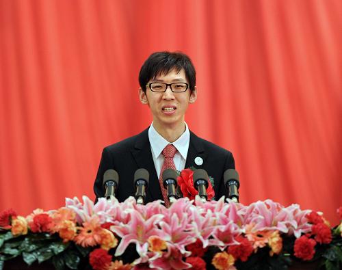 12月27日,中國2010年上海世界博覽會總結(jié)表彰大會在北京人民大會堂隆重舉行。這是上海世博會先進(jìn)個人代表、同濟(jì)大學(xué)學(xué)生白一帆在發(fā)言。新華社記者 李濤 攝