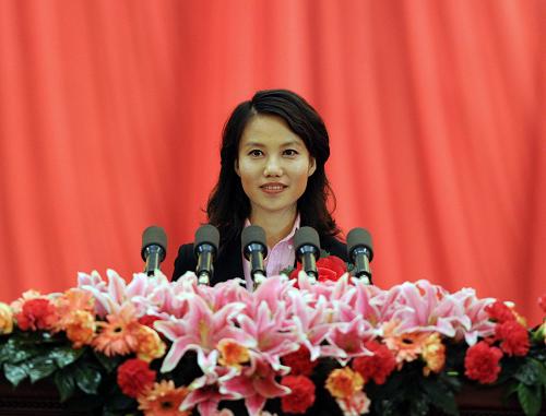 12月27日,中國2010年上海世界博覽會總結(jié)表彰大會在北京人民大會堂隆重舉行。這是上海世博會先進(jìn)個人代表、中央電視臺新聞中心經(jīng)濟(jì)部記者朱虹在發(fā)言。新華社記者 李濤 攝