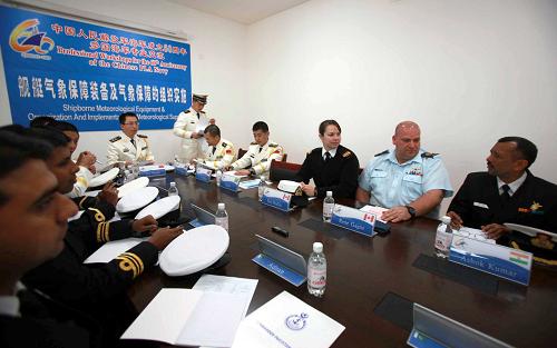 4月22日,中外艦艇軍官在進(jìn)行專業(yè)交流。當(dāng)日,中國(guó)人民解放軍海軍成立60周年的多國(guó)海軍專業(yè)交流活動(dòng)在青島的海軍俱樂(lè)部進(jìn)行。交流采取自由論壇形式,共分6個(gè)專業(yè)同步實(shí)施。新華社記者 李剛 攝
