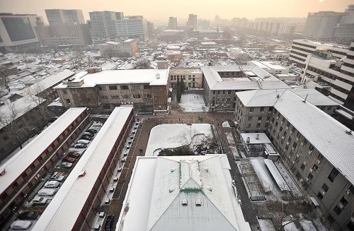 12月21日,北京市宣武門(mén)西大街部分建筑物被冰雪覆蓋。當(dāng)日是冬至節(jié)氣,也是數(shù)九寒天開(kāi)始的日子。北京市自12月20日18時(shí)左右開(kāi)始飄雪。氣象專家表示,這場(chǎng)小雪是為北京即將到來(lái)的大降溫打頭陣。新華社記者 陸波岸 攝