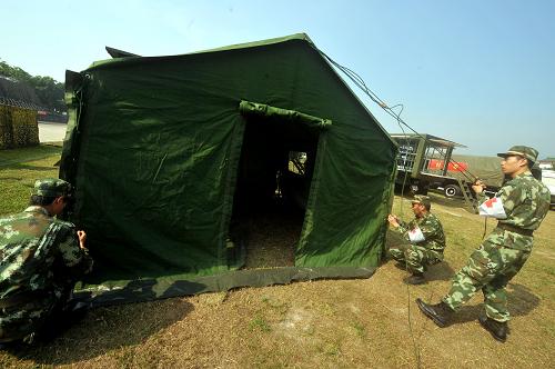 8月6日,在福州戰(zhàn)坂訓練基地,衛(wèi)勤人員快速搭建野戰(zhàn)醫(yī)院帳篷。新華社發(fā)(李濤攝)