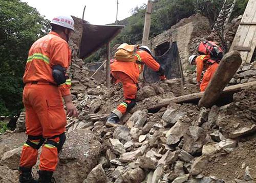8月31日,消防官兵在云南省迪慶州香格里拉縣尼西鄉(xiāng)的地震災區(qū)進行救援工作(手機拍攝)。 當日8時4分,云南香格里拉縣、德欽縣與四川省甘孜藏族自治州得榮縣交界處發(fā)生5.9級地震。據(jù)云南省迪慶藏族自治州抗震救災指揮部消息,截至31日12時,地震已造成4人死亡、13人受傷(其中3人重傷)、7名被困游客已安全轉(zhuǎn)移,另有2輛東風車、1輛旅游面包車被落石砸壞,震區(qū)電力、通信中斷。 目前,部分傷員已在醫(yī)院救治,其他傷員在送往醫(yī)院途中。據(jù)介紹,遇難家屬安撫、傷員轉(zhuǎn)移救治、搶險救災等工作正在全力推進。 新華社發(fā)(錢曉勇攝)