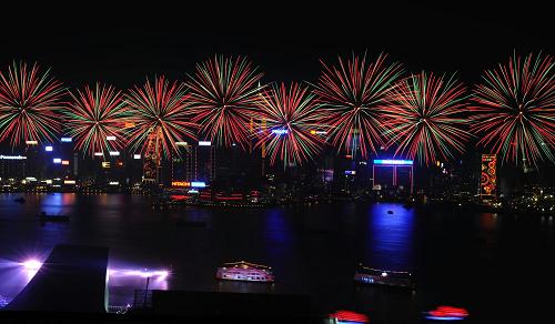 12月5日,煙花綻放在維多利亞港上空。當(dāng)日,第五屆東亞運(yùn)動(dòng)會(huì)開幕式在中國(guó)香港維多利亞港舉行。新華社記者 呂小煒 攝