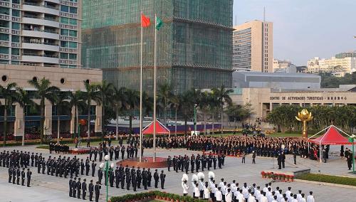 12月20日,澳門特區(qū)政府在金蓮花廣場舉行升旗儀式,慶祝澳門回歸祖國十周年。 新華社記者 陳鐸 攝