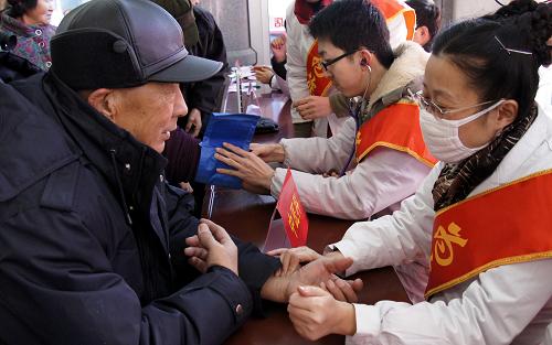 12月23日,包頭市衛(wèi)生部門的醫(yī)務(wù)人員在為內(nèi)蒙古固陽縣的農(nóng)民義診。12月23日,內(nèi)蒙古2012年文化科技衛(wèi)生“三下鄉(xiāng)”活動在包頭市固陽縣拉開帷幕。新年將至,內(nèi)蒙古各地組織文化體育、農(nóng)牧科技、衛(wèi)生法律等部門開展的“三下鄉(xiāng)”活動開始陸續(xù)啟動。新華社記者 趙婷婷 攝