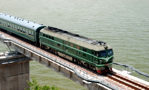 銅九鐵路客運列車試運行 6月20日,一列試運行的客運列車駛過銅九鐵路鄱陽湖鐵路特大橋。 6月20日至21日,旅客列車和貨運機車將在銅九鐵路上分別進行往返模擬試運行和牽引試驗。銅九鐵路東起安徽省銅陵市,西接江西九江市,全長251公里。 新華社發(fā)(胡國林 攝)