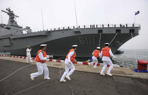 4月20日下午,韓國“獨(dú)島”號兩棲攻擊艦抵達(dá)青島港1號碼頭。 新華社記者 查春明 攝