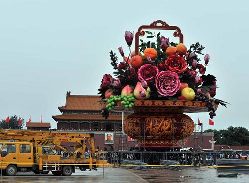 這是9月23日拍攝的天安門廣場(chǎng)“花果籃”。北京天安門廣場(chǎng)“祝福祖國(guó)”花壇的主景“花果籃”于9月23日凌晨完成主體結(jié)構(gòu)安裝。“花果籃”以清代畫家丁亮光的作品為靈感來(lái)源,結(jié)合傳統(tǒng)水墨畫手法,繪制的竹林代表“祝”,籃盤外側(cè)雕刻的蝠紋代表“福”,籃內(nèi)采用傳統(tǒng)中式插花造型,使用了牡丹、玉蘭、松枝、竹子四個(gè)品種的大型仿真植物,擺出石榴、蘋果、蟠桃、葡萄等水果造型,籃中花團(tuán)錦簇,碩果累累,表達(dá)了富貴吉祥,平安幸福等良好寓意,突出體現(xiàn)了中華文化的深厚底蘊(yùn)。新華社記者 李文 攝