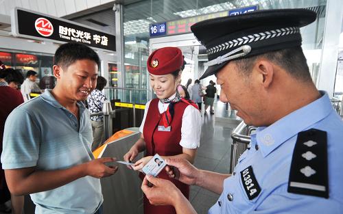 6月1日,天津站服務(wù)員與鐵路公安人員配合查驗(yàn)旅客車票及有效證件。 當(dāng)日起,全國(guó)動(dòng)車組列車開始實(shí)施實(shí)名制購(gòu)票、乘車。車站在售票廳設(shè)置鐵路公安制證口,為無法出示有效身份證件的旅客辦理臨時(shí)身份證明。 新華社發(fā)(楊寶森 攝)