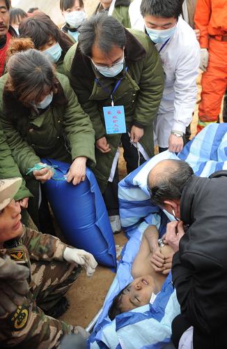 3月12日7時22分,1990年出生的曹樂樂在山體滑坡被埋54小時后被救出,創(chuàng)造了生命奇跡。當日早晨,44名人員全部救出,最后救出的曹樂樂、曹艷艷(93年生)兄妹存活,妹妹仍有生命危險。搜救工作結束。10日凌晨1時30分許,陜西省子洲縣雙湖峪鎮(zhèn)雙湖峪村石溝發(fā)生山體滑坡災害,滑塌土方約9萬方,共25間房屋44人被埋壓。新華社記者 陶明 攝