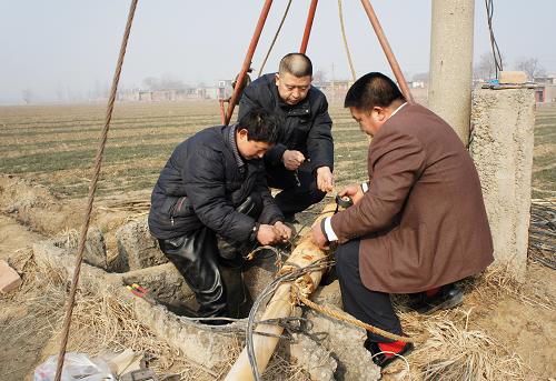 2月11日,河北省南和縣水利局服務小分隊在辛村修理水泵。記者當日從河北省氣象局獲悉,雖然前兩天河北大部分地區(qū)出現(xiàn)降雪,但還不足以緩解河北省持續(xù)發(fā)展的旱情,目前全省冬麥田受旱面積達610萬畝。河北省各地農業(yè)部門和水利部門正在采取有力措施,指導農民澆灌土地,緩解旱情。