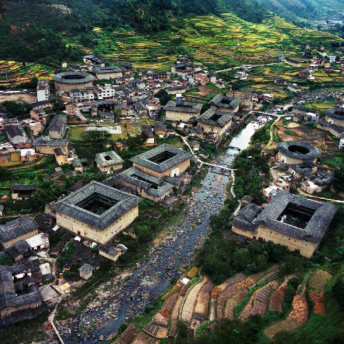 福建龍巖地區(qū)的永定客家土樓(2002年10月航拍照片)。 新華社發(fā)(陳忠和 攝)