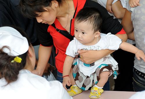 各地全力救治、篩查泌尿系統(tǒng)結(jié)石患兒 9月19日,家長帶著孩子在南京市兒童醫(yī)院用會議廳改成的專病門診區(qū)登記,準(zhǔn)備接受檢查。 連日來,全國各有關(guān)地方認(rèn)真貫徹黨中央、國務(wù)院關(guān)于對三鹿嬰幼兒奶粉受三聚氰胺污染重大安全事故作出的重要指示精神,積極采取各種有效措施,全力救治和篩查泌尿系統(tǒng)結(jié)石患兒。 新華社記者 孫參 攝