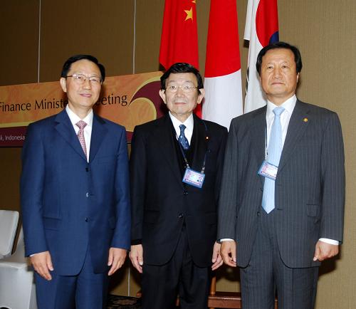 5月3日,在印度尼西亞巴厘島國際會議中心,中國財政部部長謝旭人(左)、日本財務大臣與謝野馨(中)和韓國企劃財政部長官尹增鉉在會談前合影。當天,中日韓三國財長就三方對籌建中的區(qū)域外匯儲備庫的出資份額達成共識。新華社記者 岳月偉 攝