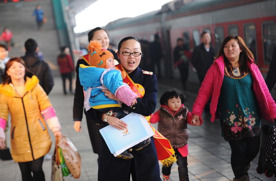 1月26日,在重慶火車北站,重慶客運段的青年志愿者幫助旅客乘車。當(dāng)日,為期40天的春運正式啟動。春運期間,全國旅客發(fā)送量將達(dá)到34.07億人次,比2012年春運實際完成增長8.6%,其中鐵路約2.25億人次,同比增長4.6%。新華社記者 李健 攝