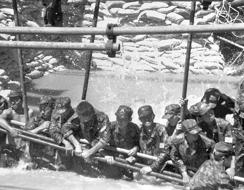 1998年夏,全國(guó)上下眾志成城,軍民干群團(tuán)結(jié)一心,在中華大地譜寫(xiě)了一出威武雄壯的抗洪壯歌。 這是解放軍南京軍區(qū)某部紅軍團(tuán)戰(zhàn)士在長(zhǎng)江大堤決口處用人堤堵住決口(資料照片)。 新華社發(fā)