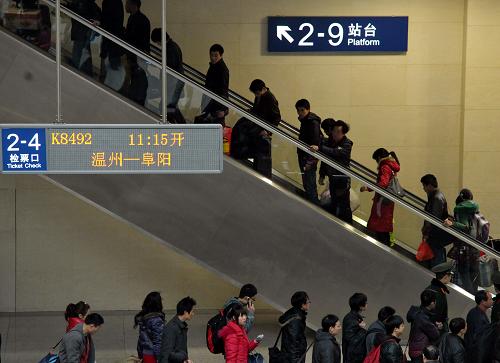 2月27日,在安徽合肥火車站內(nèi),旅客們有序進站上車。 當(dāng)日,為期40天的春運進入最后一天,據(jù)鐵道部的統(tǒng)計,2011年春運鐵路運送旅客超過2.1億人,比2010年多發(fā)送1000萬人,日均運送旅客能力達620萬人,能力增長幅度為歷史最大,鐵路春運秩序正常。另外,公路、民航運送旅客同比均有增長。 新華社記者 郭晨 攝