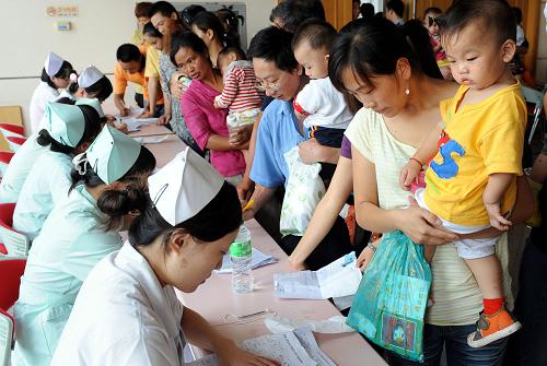 9月初,甘肅等地多起嬰幼兒泌尿系統(tǒng)結石病例引起社會高度關注。調查發(fā)現(xiàn),三鹿牌嬰幼兒配方奶粉中含有三聚氰胺,其他一些品牌奶制品也存在此類問題。國家啟動重大食品安全事故Ⅰ級響應機制。國家質檢總局和河北省石家莊市一些領導干部引咎辭職或被免職?;純韩@得了國家免費治療。國務院專門審議通過了《乳品質量安全監(jiān)督管理條例》。 這是9月19日,家長帶著孩子在南京市兒童醫(yī)院用會議廳改成的專病門診區(qū)登記,準備接受檢查。 新華社發(fā)