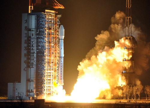 11月5日2時(shí)37分,我國在太原衛(wèi)星發(fā)射中心用長征四號丙運(yùn)載火箭,成功將我國第二顆“風(fēng)云三號”氣象衛(wèi)星送入太空。這顆氣象衛(wèi)星將與2008年5月27日成功發(fā)射的第一顆“風(fēng)云三號”氣象衛(wèi)星組網(wǎng)運(yùn)行,進(jìn)一步提高我國氣象觀測能力和中期天氣預(yù)報(bào)能力。新華社發(fā)(尚春雅 攝)