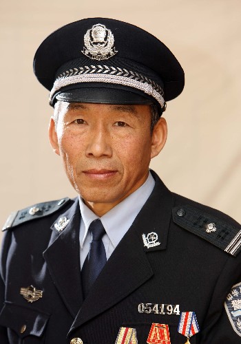 這是黑龍江佳木斯市公安局郊區(qū)分局四豐派出所民警王江。新華社記者 袁滿 攝