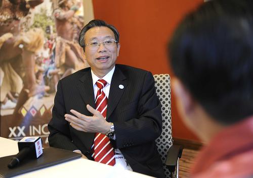 在近兩個小時的采訪過程中,審計署審計長劉家義沒有拿一頁紙的參考資料,但關(guān)于“十一五”期間審計工作的幾十組數(shù)字卻總能脫口而出并準確無誤。對于這位與數(shù)字打了近三十年交道的老審計來說,數(shù)字,也許更能概括審計工作取得的成就,更能反映審計工作面臨的困難和挑戰(zhàn)。這是審計署審計長劉家義在11月27日第20屆世界審計組織大會閉幕后接受新華社記者采訪的資料照片。 新華社記者 李啟華 攝