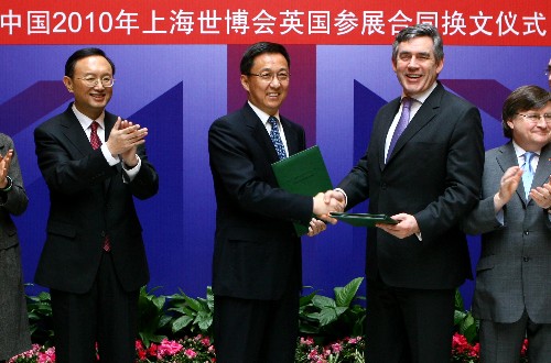 1月19日,英國首相布朗(左三)與上海市市長韓正(左二)互換2010年上海世博會英國參展合同文本。當日,英國首相布朗乘英方專機自北京抵達上海訪問。布朗應國務院總理溫家寶邀請,于18日開始對中國進行為期3天的正式訪問。 新華社記者 陳飛 攝