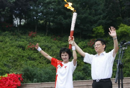 8月4日,第一棒火炬手高敏(左)與樂(lè)山市委書(shū)記姜曉亭共同高舉火炬。當(dāng)日,北京奧運(yùn)圣火在四川省樂(lè)山市傳遞。 新華社記者魯金博攝