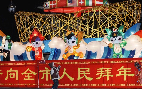 2月8日,一位小朋友在觀看“鳥巢”和“福娃”彩燈。當(dāng)晚,大連勞動(dòng)公園“輝煌奧運(yùn)”主題燈會(huì)吸引眾多游客前來觀賞。 新華社發(fā)(劉德斌 攝)