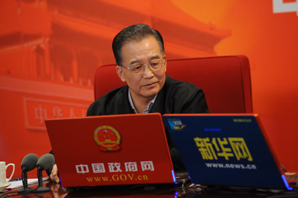 2月28日15時,中共中央政治局常委、國務院總理溫家寶與網(wǎng)友在線交流并接受中國政府網(wǎng)、新華網(wǎng)聯(lián)合專訪。新華社記者 李學仁 攝