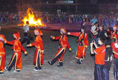 9月12日,來自北川的同學(xué)們圍著篝火跳起了歡快的羌族舞。當(dāng)日晚,山東德州汽摩學(xué)院校園內(nèi)舉行了一場別具特色的迎中秋大型篝火晚會,全校師生與在該校免費(fèi)就讀、來自四川地震災(zāi)區(qū)北川縣職業(yè)高中的111名羌族同學(xué)載歌載舞歡度中秋佳節(jié)。這111名羌族同學(xué)是今年6月16日來到汽摩學(xué)院復(fù)課就讀,他們將在這里完成今后兩年的學(xué)業(yè)。新華社記者 吳增祥 攝