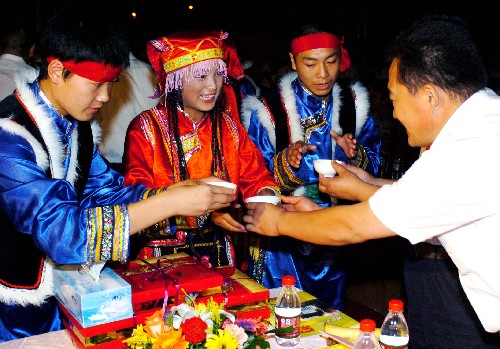9月12日,來自北川的同學(xué)在篝火晚會上唱著“羌歌”向老師敬酒。新華社記者 吳增祥 攝