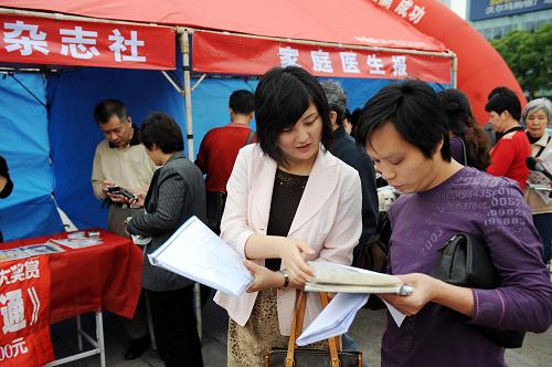 4月23日,南昌市民在活動現(xiàn)場交流。當(dāng)日是第14屆世界讀書日,江西省“與祖國同行、促江西崛起”首屆讀書活動啟動儀式在南昌市八一廣場舉行?;顒右宰鹬刂R、尊重創(chuàng)新、熱愛讀書、拒絕盜版為主題,從4月23日開始到9月底期間,江西將在全省范圍內(nèi)開展讀書、薦書、評書、優(yōu)惠售書、知識競賽、版權(quán)知識講座等系列活動。 新華社發(fā)(周科攝)