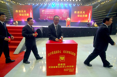 5月18日,在奧運圣火杭州站傳遞的終點――黃龍體育館,各界人士向四川地震災區(qū)捐款。當日,北京奧運會圣火在浙江杭州傳遞。 新華社記者徐昱攝