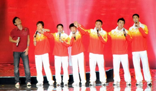 9月1日,奧運(yùn)會(huì)金牌運(yùn)動(dòng)員進(jìn)行表演。當(dāng)日,澳門(mén)特區(qū)舉行大型聯(lián)歡晚會(huì),近5000名觀眾到場(chǎng)觀看內(nèi)地奧運(yùn)金牌運(yùn)動(dòng)員的表演。 新華社記者張家偉攝