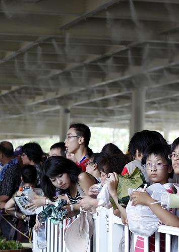 8月13日,設(shè)有噴霧裝置的高架步道為排隊(duì)游客提供了遮陽場(chǎng)所。 當(dāng)日12時(shí)33分,上海中心氣象臺(tái)、世博氣象臺(tái)更新世博園區(qū)高溫橙色預(yù)警信號(hào)為高溫紅色預(yù)警信號(hào),提醒游客做好防暑降溫工作,合理安排參觀活動(dòng)。下午兩點(diǎn)園區(qū)的最高溫度已經(jīng)達(dá)到40.7℃。 新華社記者劉穎攝