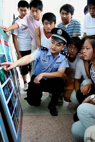 6月25日,安徽省含山縣公安局禁毒民警向含山縣職教中心的學(xué)生講解禁毒宣傳展板。在“6·26”國(guó)際禁毒日前夕,全國(guó)各地相關(guān)部門通過(guò)多種形式向社會(huì)各界群眾宣傳禁毒知識(shí),進(jìn)一步提高全民識(shí)毒、防毒、拒毒和禁毒意識(shí)。新華社發(fā)(程千俊 攝)