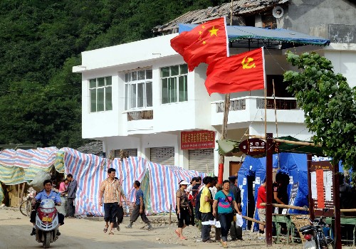 6月2日,在四川青川縣關莊鎮(zhèn)的抗震指揮部帳篷前,黨旗和國旗迎風飄揚。 青川是大地震中受災最嚴重的地區(qū)之一。地震發(fā)生后,青川縣專門購置了7500多面國旗,下發(fā)到每個安置點和每家每戶。到處飄揚的五星紅旗極大鼓舞了人們抗震救災的士氣。 新華社記者 楊金志 攝