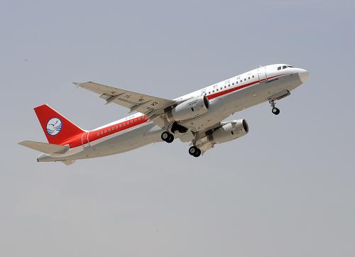 5月18日,空客A320天津總裝線總裝的第一架空客A320飛機在空中飛行約4小時10分鐘后,成功在天津濱海國際機場著陸。這是空客A320從機場起飛開始首次試飛。新華社記者 劉海峰攝