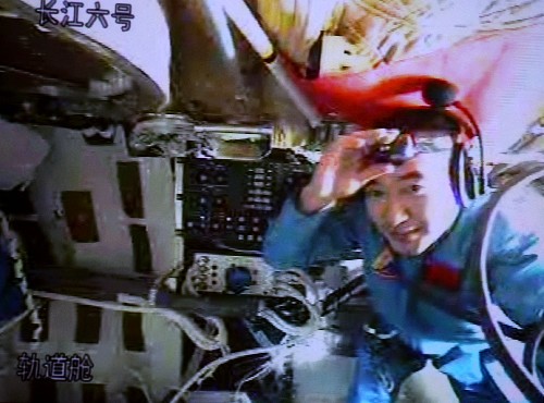 9月26日,航天員翟志剛在神舟七號飛船軌道艙內進行艙外航天服組裝與測試(攝于北京航天飛行控制中心大屏幕)。新華社記者 陳建力 攝